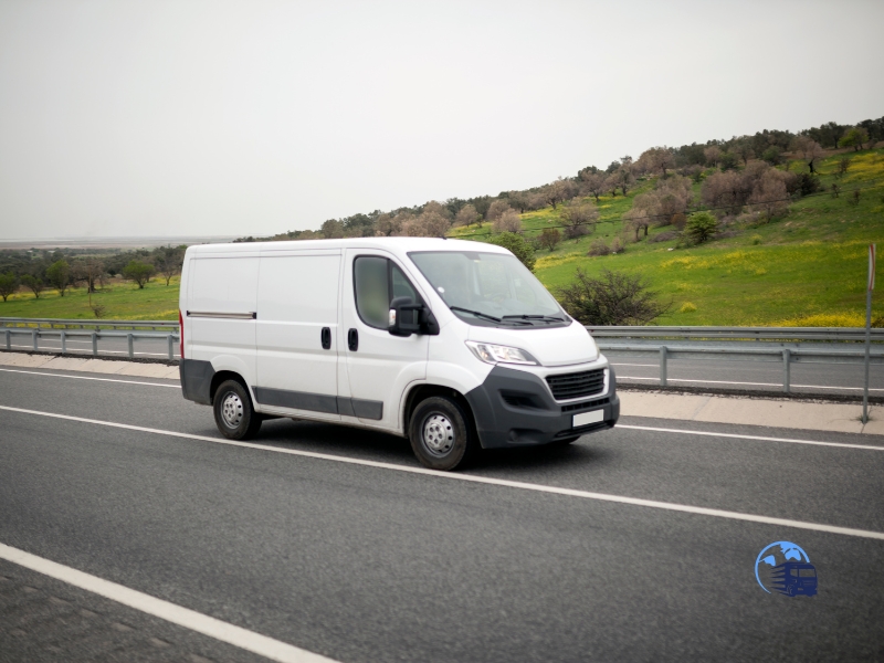 Bus dostawczy TransLogix w trasie