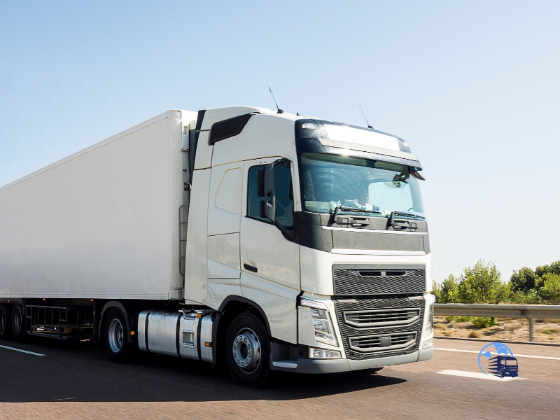 Ciężarówka plandeka TransLogix podczas postoju